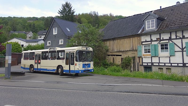 DN23 an der Haltestelle Morsbach