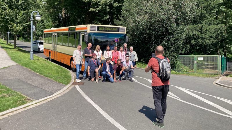 Gruppenfoto an der Villa Hügel
