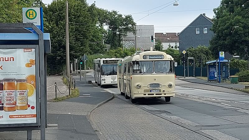 MAN SG292 und davor Henschel HS160 bei der Zufahrt an der Kickersburg