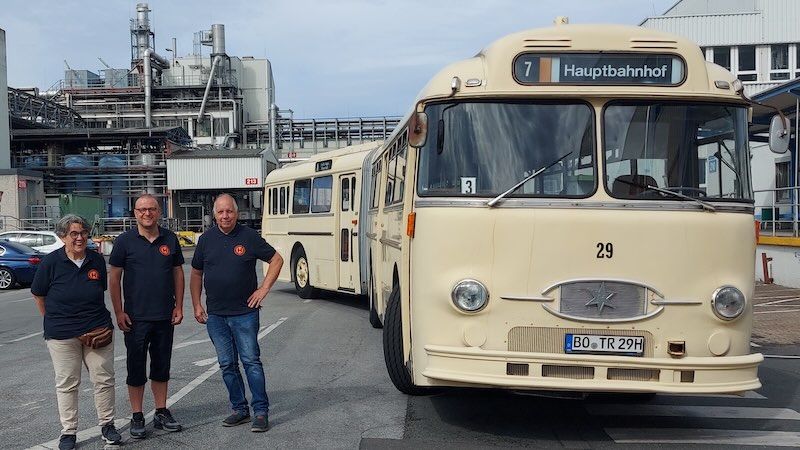 Die Fahrzeugbegleiter am Henschel auf dem Werksgelände
