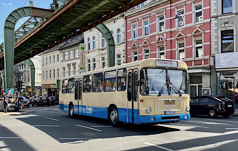 MAN SÜ240 H107 in Vohwinkel am Kaiserplatz