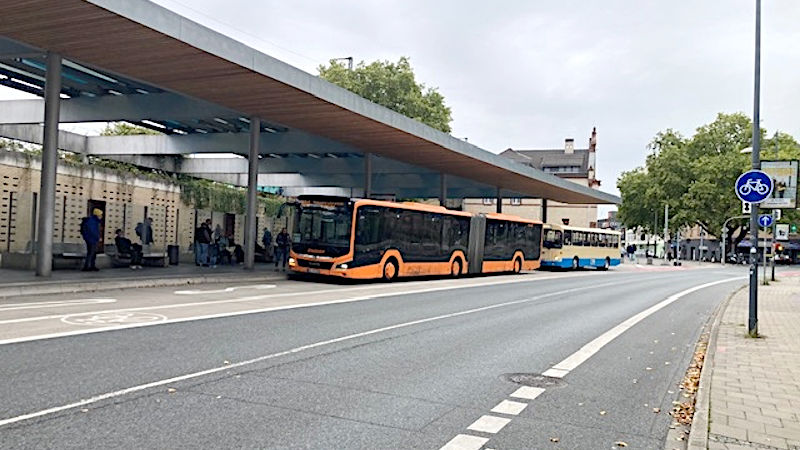 SÜ240 »H107« steht hinter dem SEV Witten–Essen am ZOB